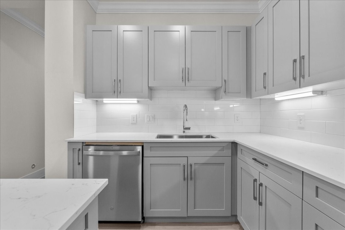 540 Hobbs Road, Unit B1 League City, TX 77573 - Photo 6 of 33 a kitchen with cabinets and white appliances