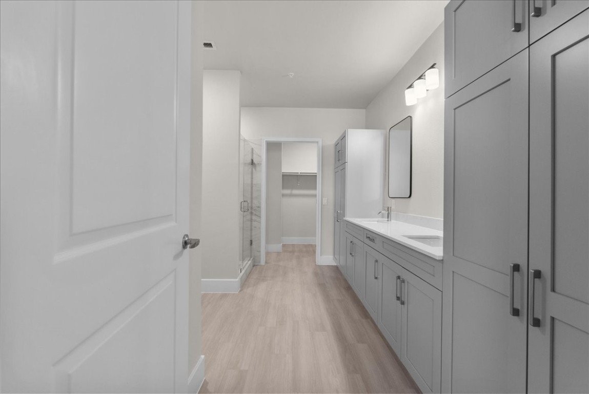 540 Hobbs Road, Unit B1 League City, TX 77573 - Photo 9 of 33 a spacious bathroom with a double vanity sink and a mirror