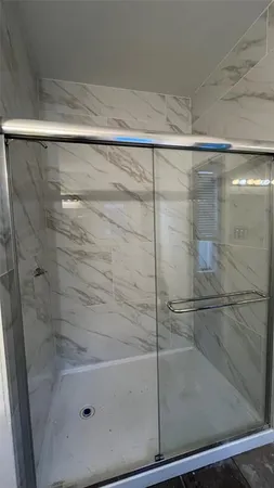 a view of empty room with window