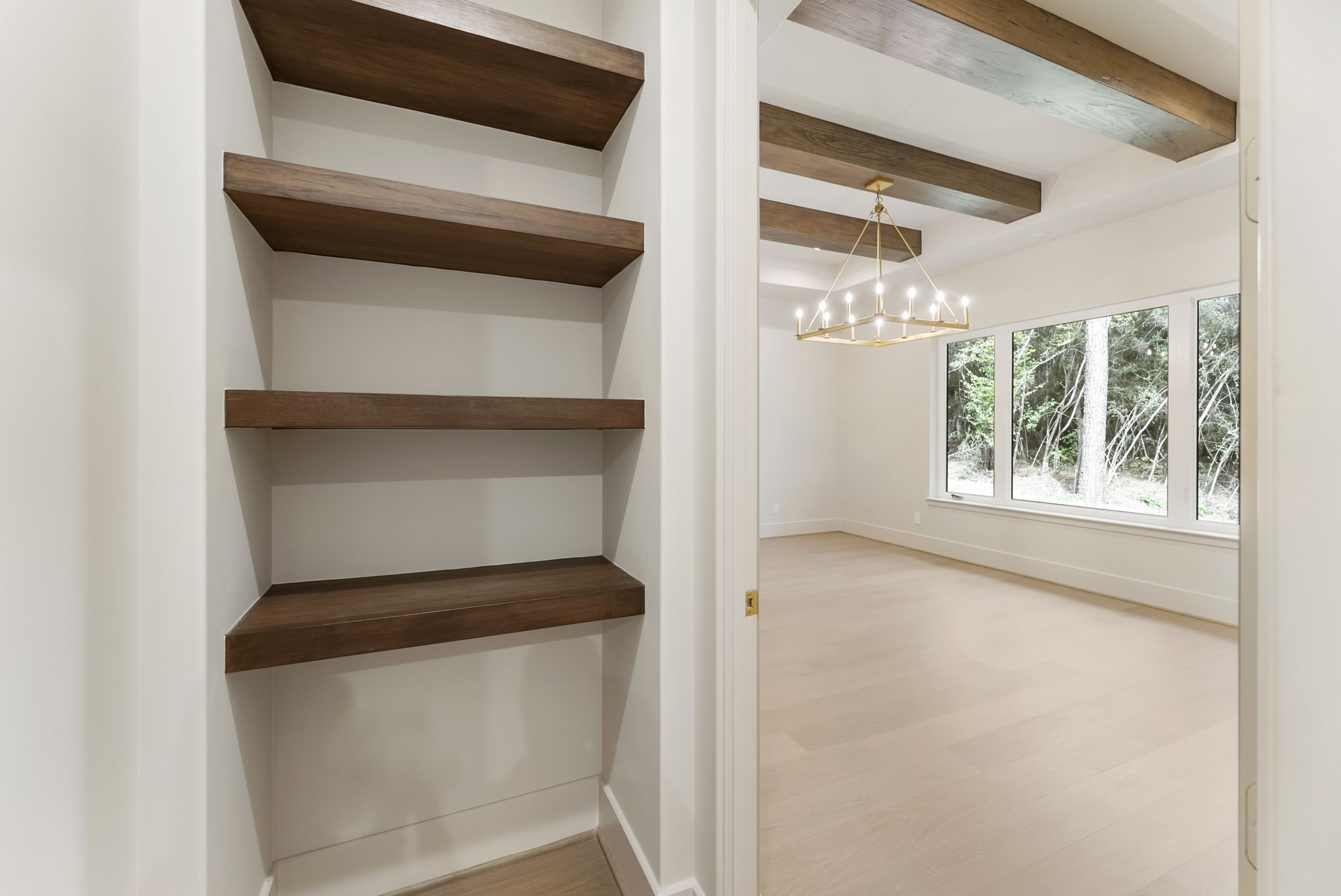 148 Sandpiper Drive Huntsville, TX 77340 - Photo 25 of 50 Beautiful open shelving inviting you to primary Suite