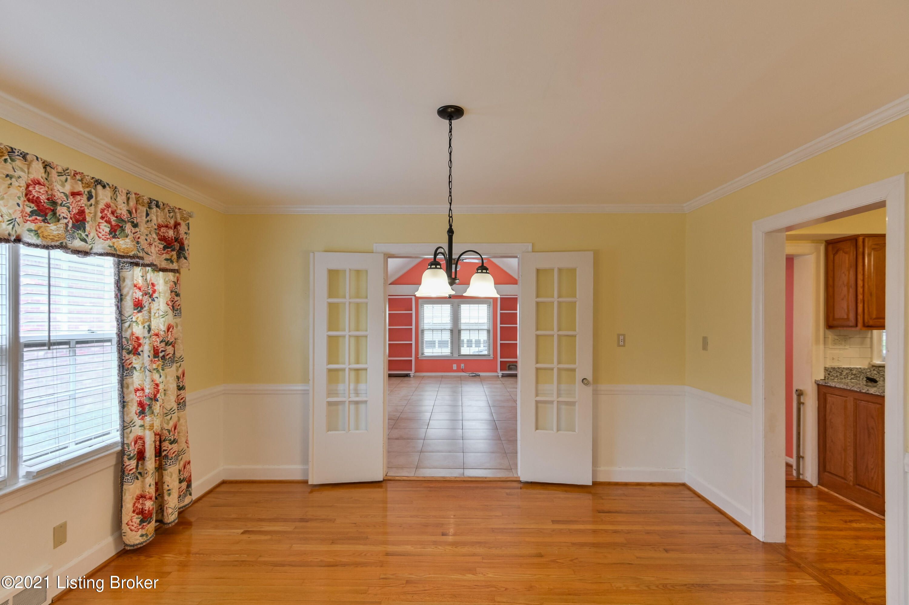 218 Ring Road Louisville, KY 40207 - Photo 11 of 48 014 - 20210311 2319