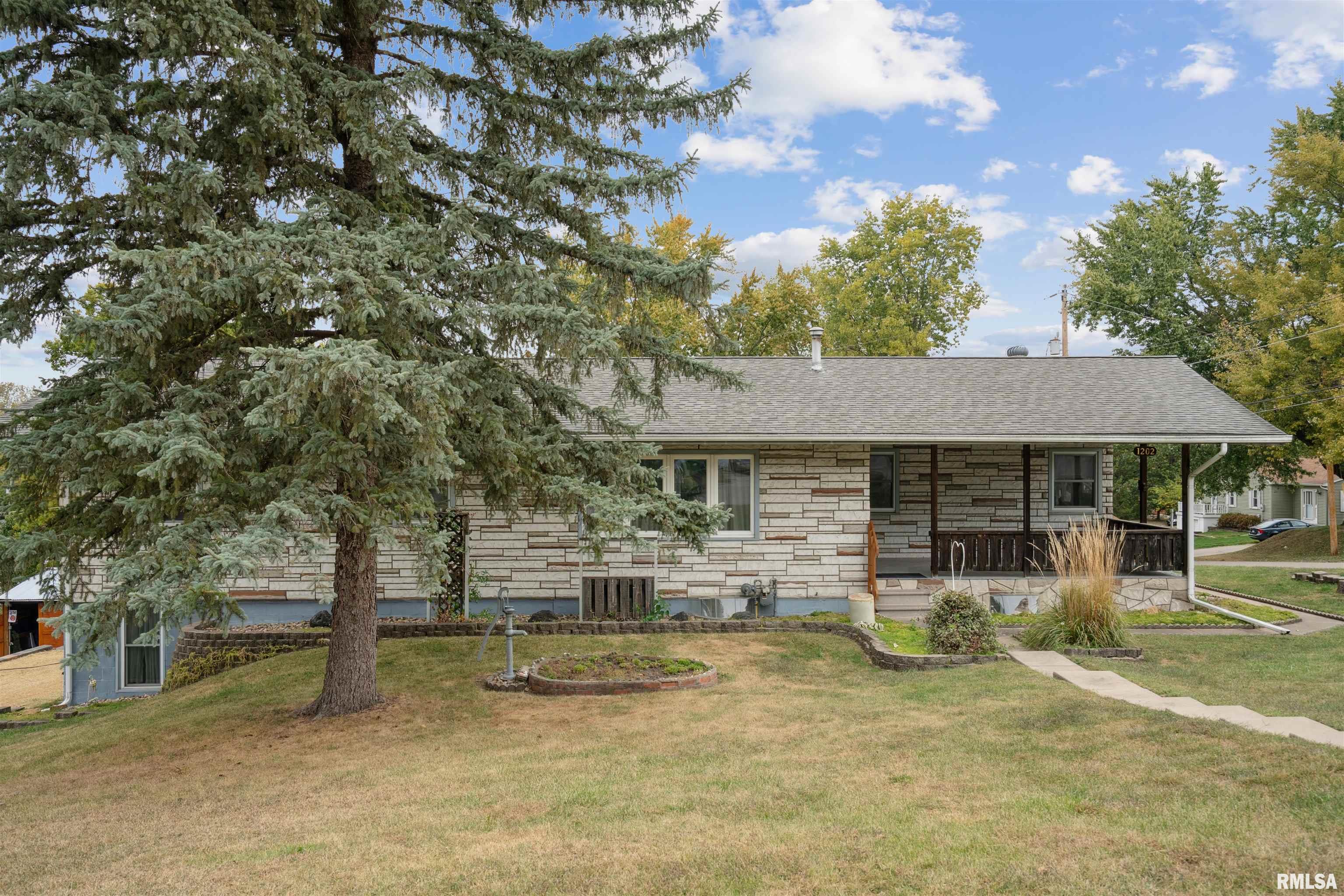 1202 14th Avenue South Clinton, IA 52732 - Photo 2 of 29