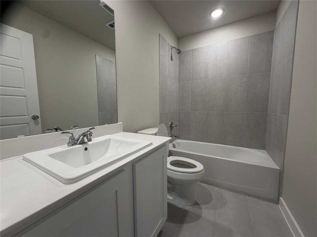 517 River Rdg Drive McKinney, TX 75071 - Photo 11 of 14 a bathroom with a sink a toilet and shower
