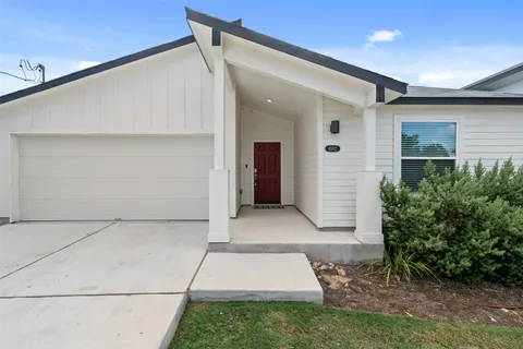 a view of entryway with a yard