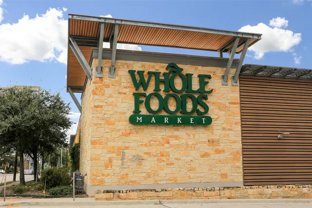 a view of a pathway with house on both side