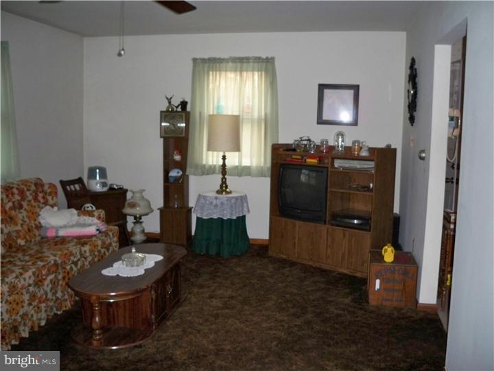123 Glassboro Road Monroeville, NJ 08343 - Photo 8 of 10 Living Room