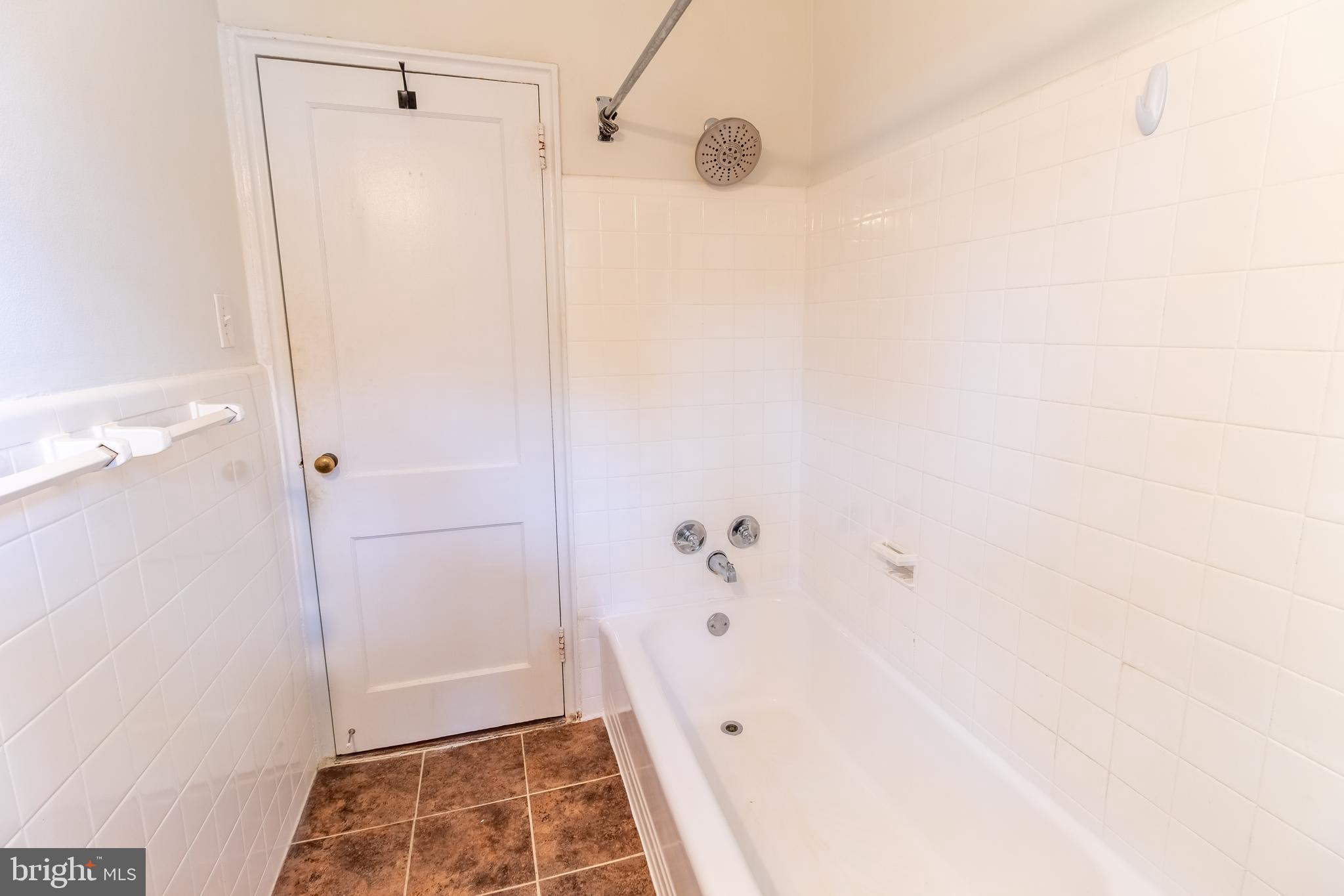 2902 13th Road South, Unit 202 Arlington, VA 22204 - Photo 14 of 27 Newly Refinished Bath Tub