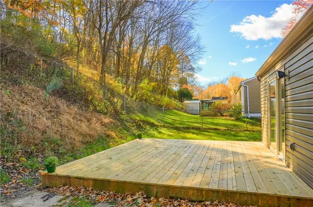 a view of a backyard