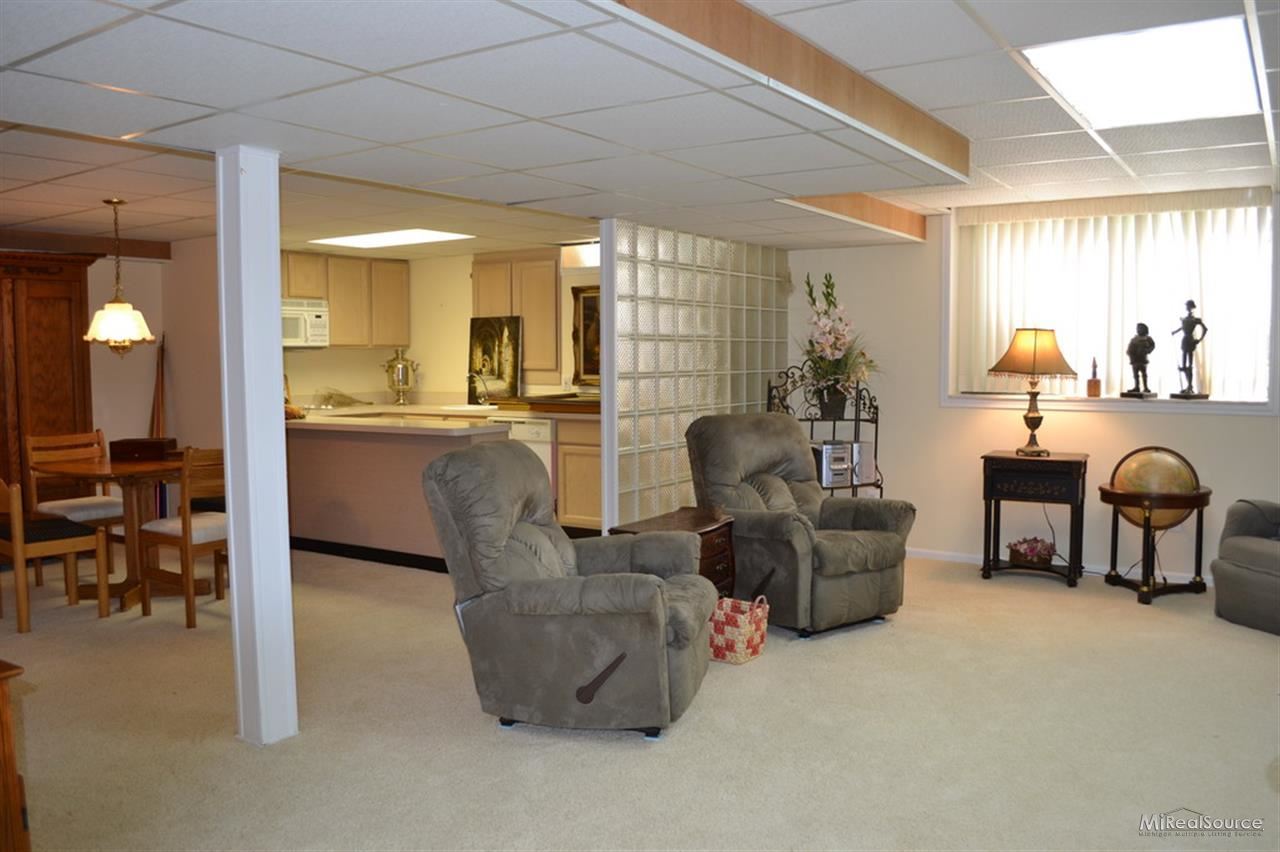 1034 Bluebird Drive Rochester, MI 48307 - Photo 18 of 26 31162293-17.JPG