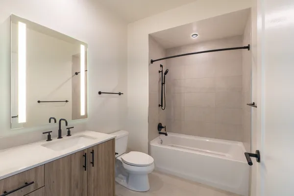 $6,752 | 350 North Canal Street, Unit 3304, Chicago, IL 60654