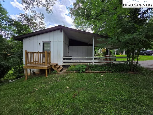 a view of a house with backyard