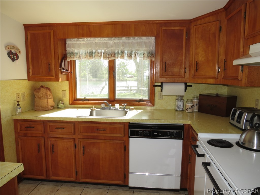 249 Shell Point Lane Gwynn, VA 23076 - Photo 11 of 31