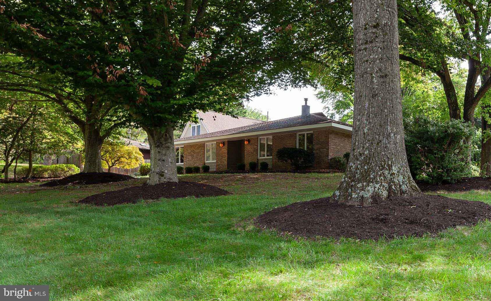 11617 Helmont Drive Oakton, VA 22124 - Photo 5 of 49 Large Private Corner Lot Accented w Mature Trees
