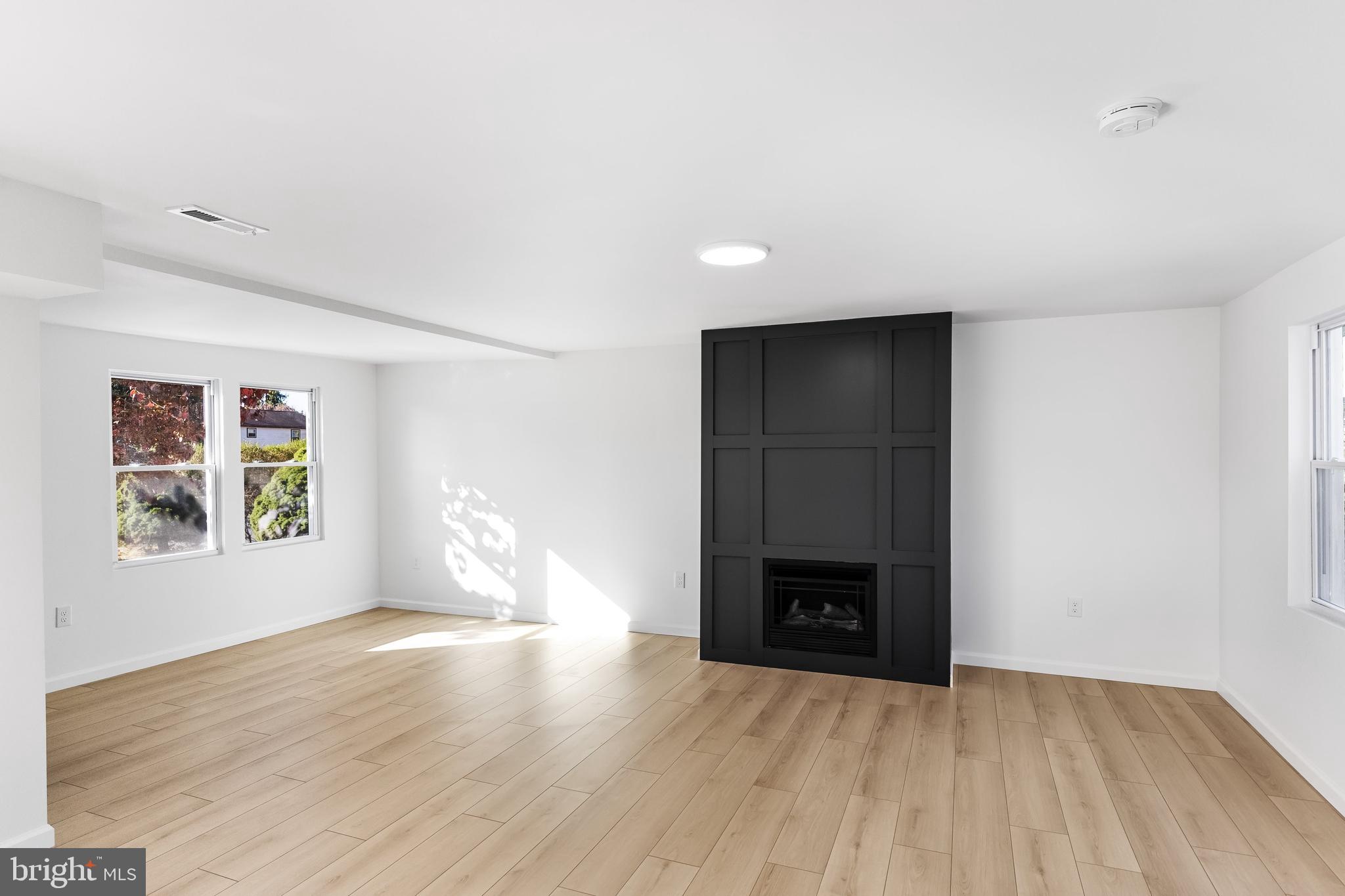 138 Salina Road Sewell, NJ 08080 - Photo 3 of 21 Living Room