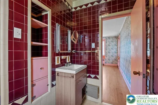 $275,000 | 2 West Catawissa Street, Nesquehoning, PA 18240