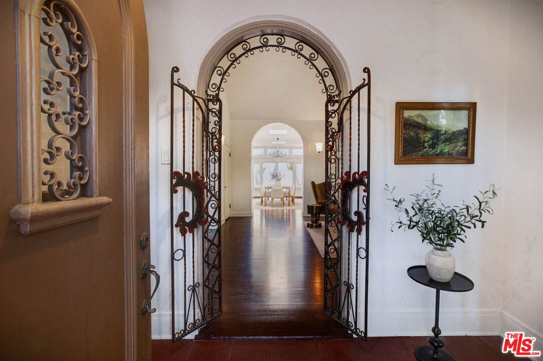 1900 North Serrano Avenue Los Angeles, CA 90027 - Photo 3 of 47 Gallery Image 3