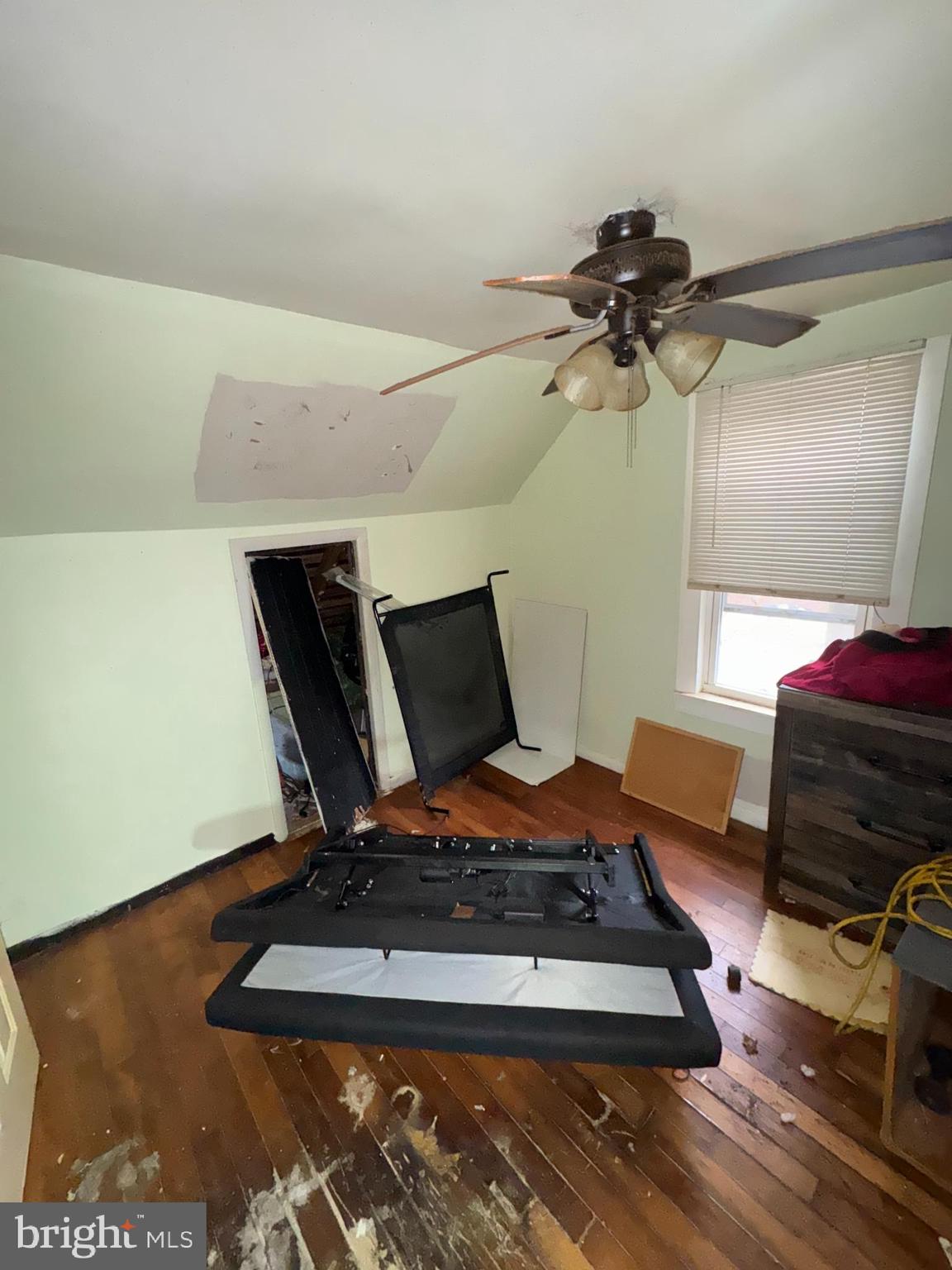 491 Broad Street Houston, DE 19954 - Photo 14 of 22 a living room with a couch