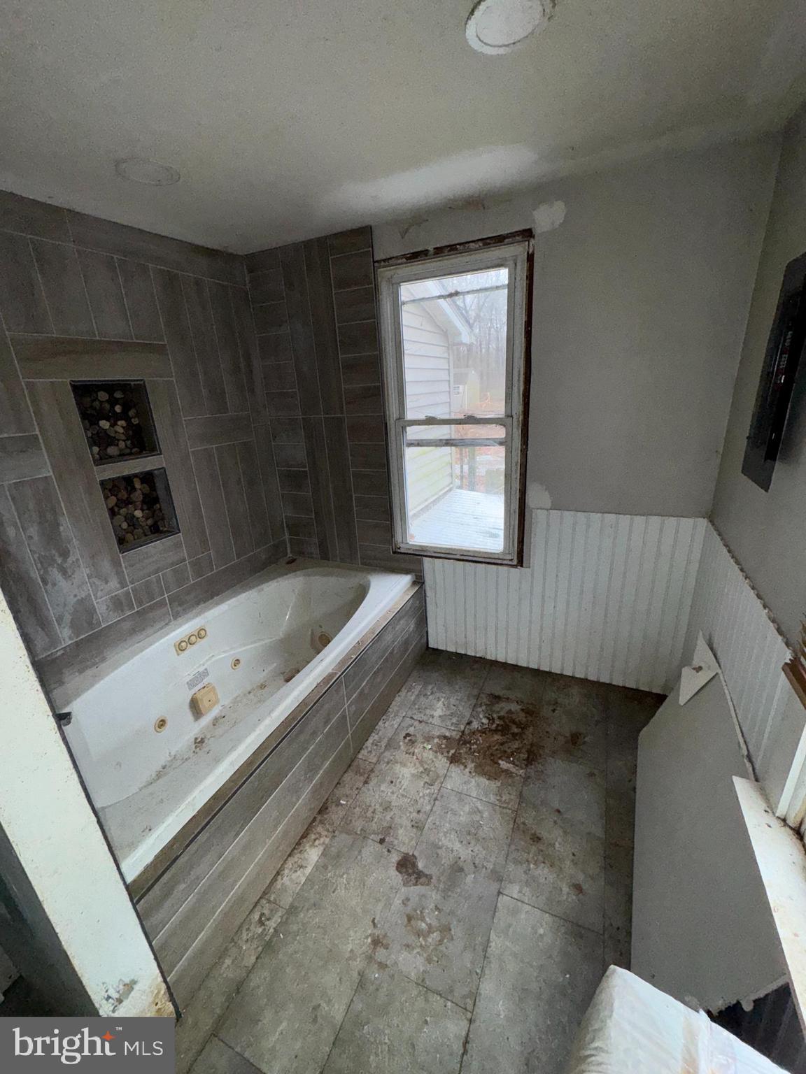 491 Broad Street Houston, DE 19954 - Photo 16 of 22 a bathroom with a bathtub and a window