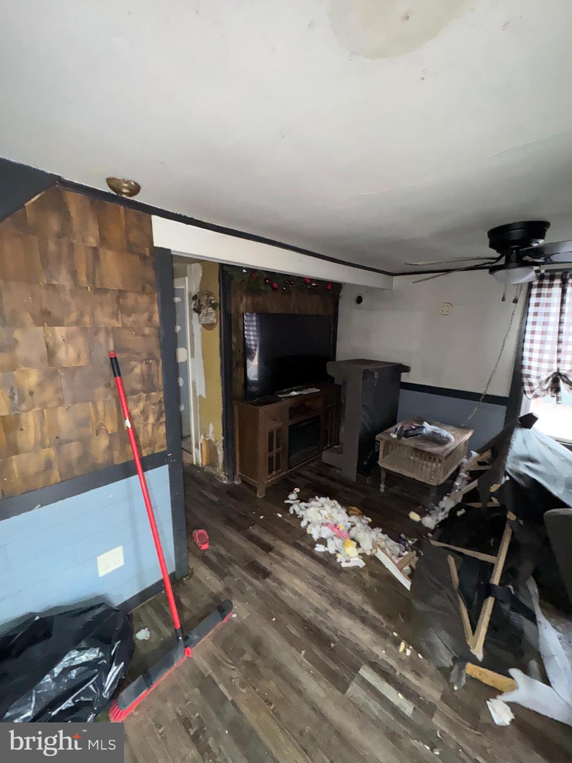 491 Broad Street Houston, DE 19954 - Photo 5 of 22 a living room with furniture and a flat screen tv