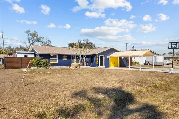 a view of a house with a yard