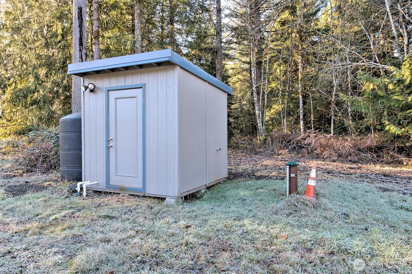 660 Southeast Cook Plant Farm Road Shelton, WA 98584 - Photo 7 of 27 a view of a backyard with barn