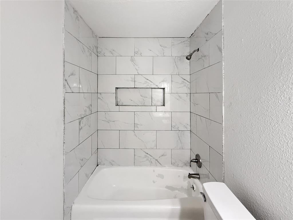 3549 Rio Grande Circle Dallas, TX 75233 - Photo 11 of 23 a bathroom with a bathtub