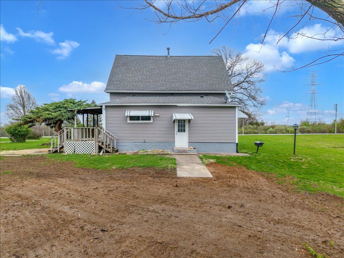 8850 Ridgewood Road Rock Island, IL 61201 - Photo 36 of 45 a front view of a house with garden