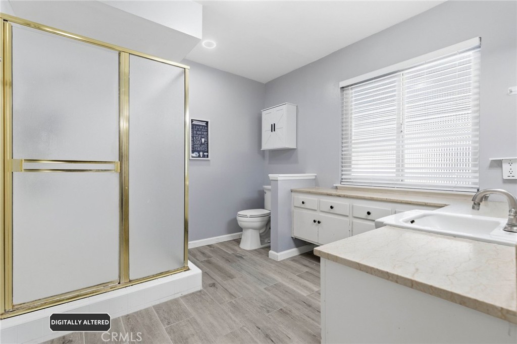 1935 West Chanticleer Road Anaheim, CA 92804 - Photo 16 of 33 Large En Suite Bath in Primary Bedroom