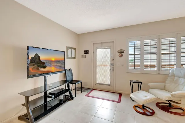 $1,400 | 4050 Cornwall C, Boca Raton, FL 33434