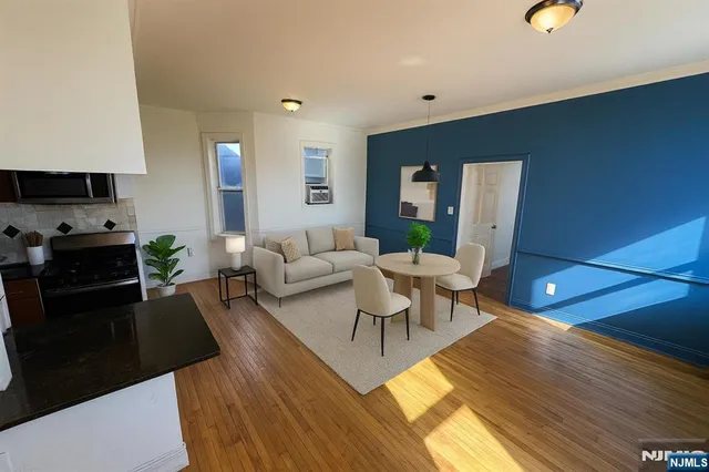 $369,900 | 372 Communipaw Avenue, Unit 4, Jersey City, NJ 07304