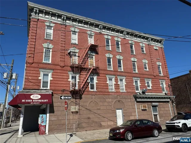 $369,900 | 372 Communipaw Avenue, Unit 4, Jersey City, NJ 07304