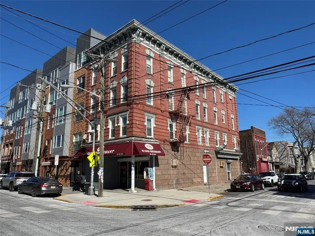 $369,900 | 372 Communipaw Avenue, Unit 4, Jersey City, NJ 07304