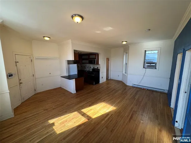 $369,900 | 372 Communipaw Avenue, Unit 4, Jersey City, NJ 07304