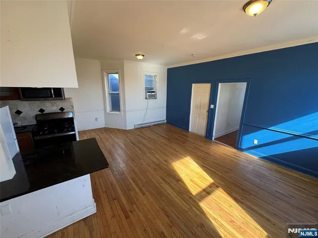 $369,900 | 372 Communipaw Avenue, Unit 4, Jersey City, NJ 07304