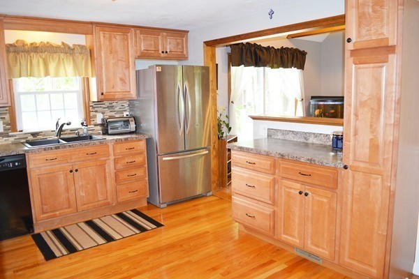 149 Hadley Street Springfield, MA 01118 - Photo 3 of 30