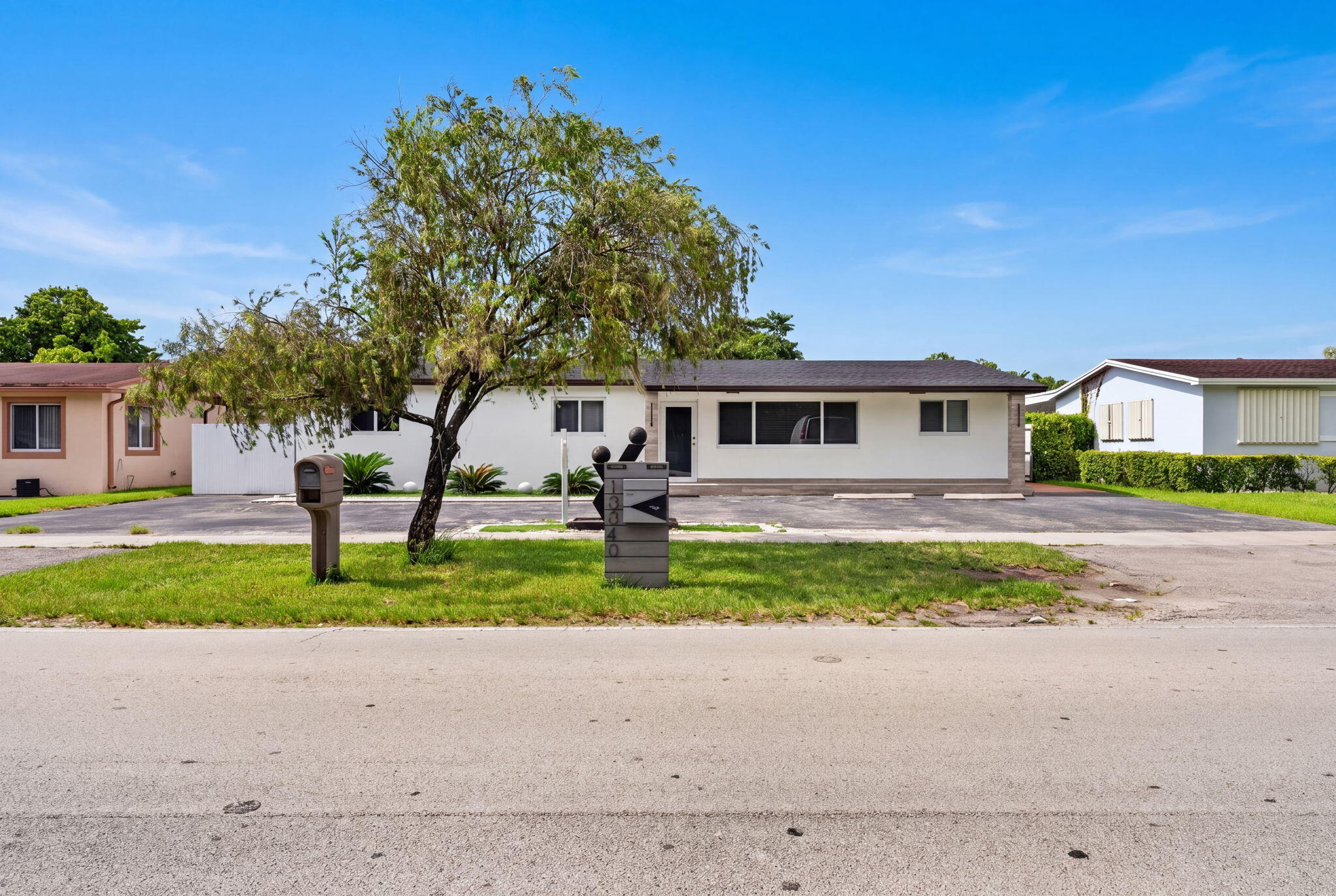10040 Southwest 32nd Street Miami, FL 33165 - Photo 2 of 28 2-web-or-mls-Exterior_DSC04539_hf4k