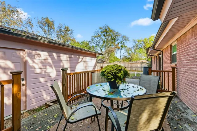 a view of a yard with plants