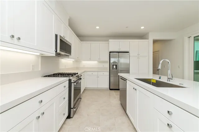 $6,000 | 466 Lobata, Irvine, CA 92618