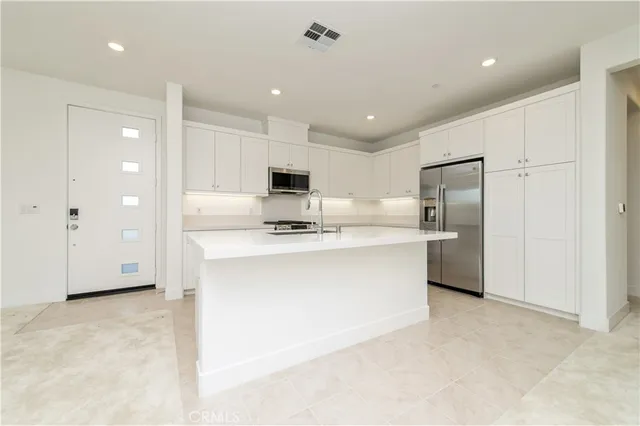 $6,000 | 466 Lobata, Irvine, CA 92618