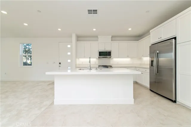 $6,000 | 466 Lobata, Irvine, CA 92618