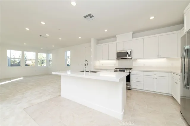 $6,000 | 466 Lobata, Irvine, CA 92618