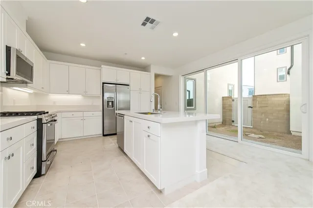 $6,000 | 466 Lobata, Irvine, CA 92618