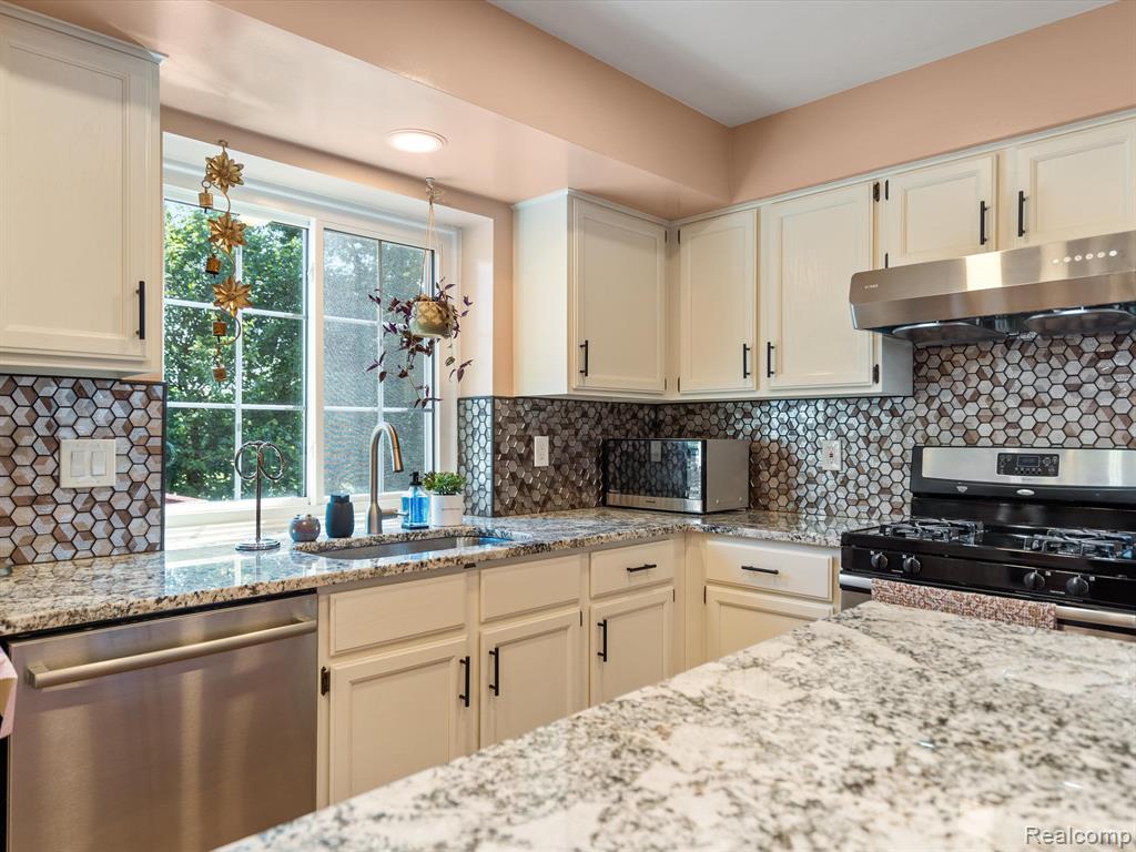 1139 Arms Court Rochester Hills, MI 48307 - Photo 14 of 39