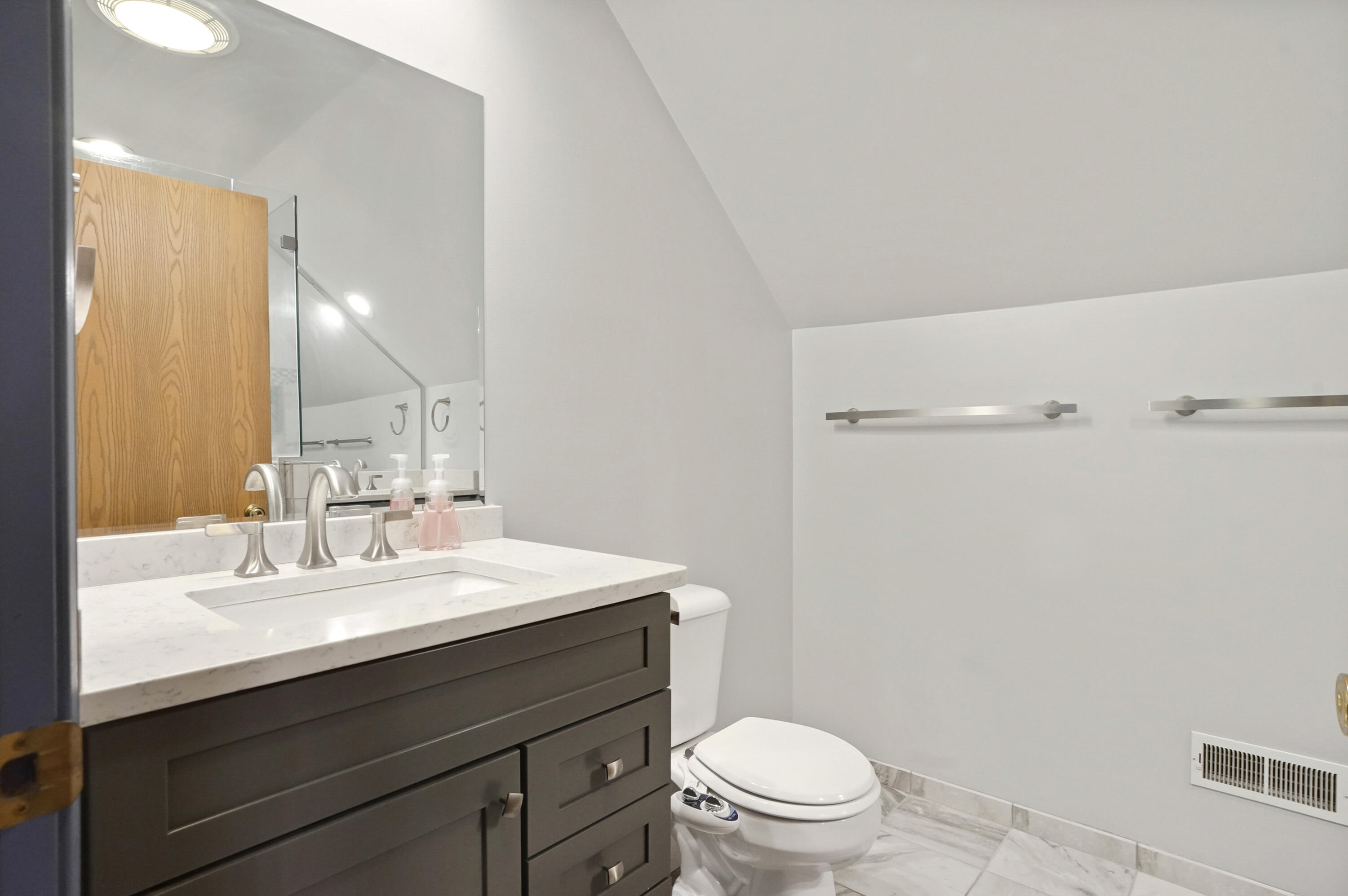 11176 Mcgregor Road Pinckney, MI 48169 - Photo 20 of 49 En Suite Bathroom for Bedroom #2