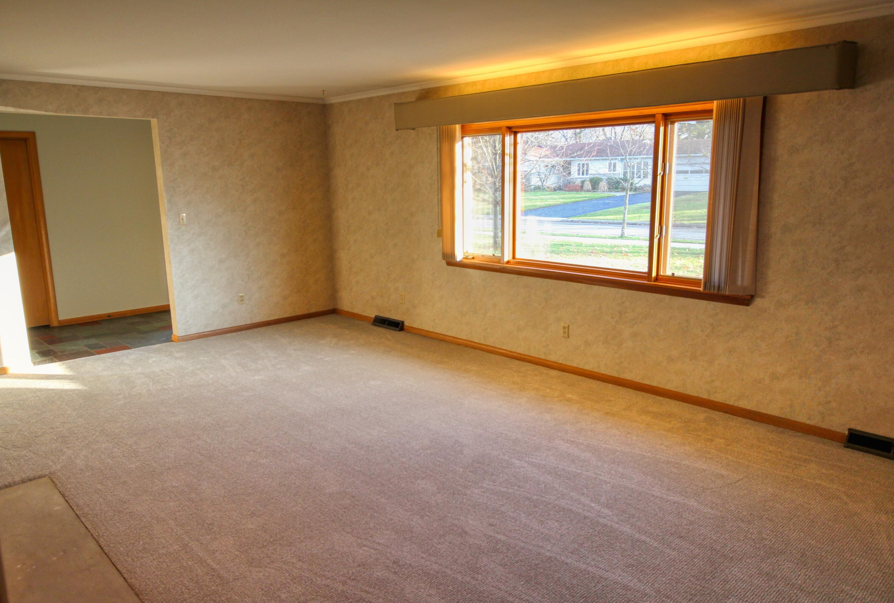 2066 Middlesex Road Columbus, OH 43220 - Photo 4 of 26 LivingRoom3