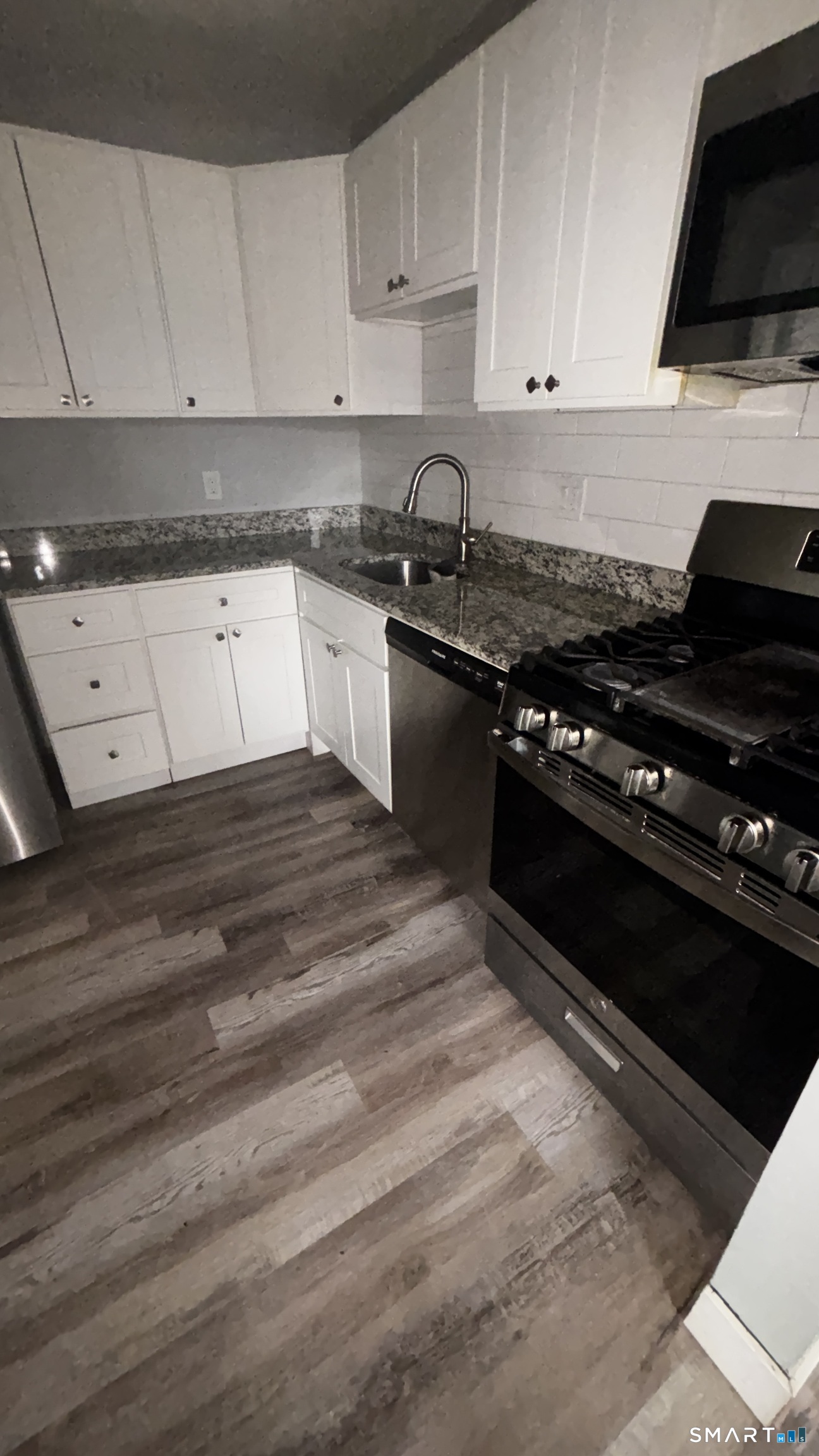 50 Greenhouse Road, Unit 33C Bridgeport, CT 06606 - Photo 24 of 33 a kitchen with granite countertop a stove and a sink