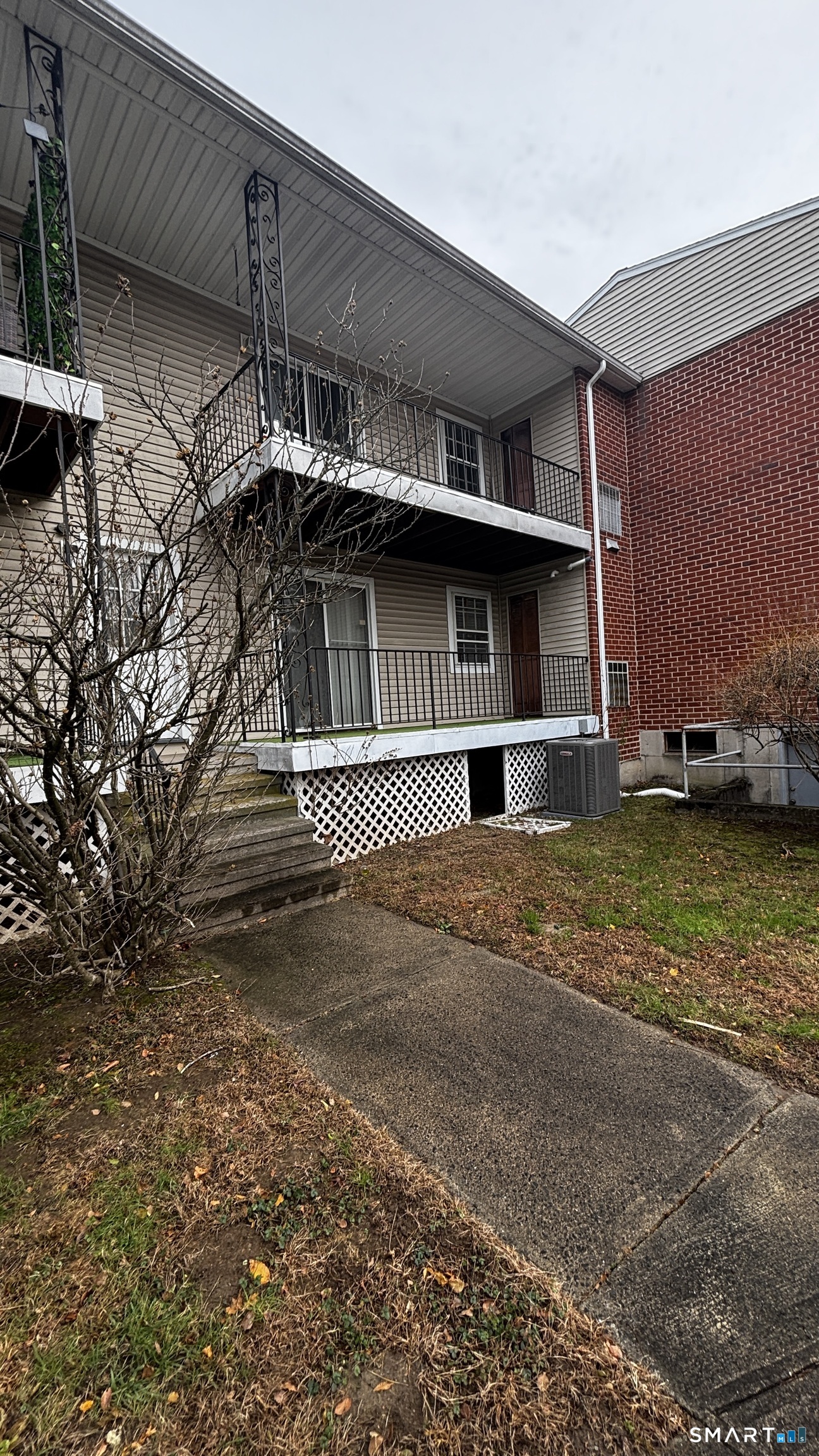 50 Greenhouse Road, Unit 33C Bridgeport, CT 06606 - Photo 4 of 33 a view of a house with a yard