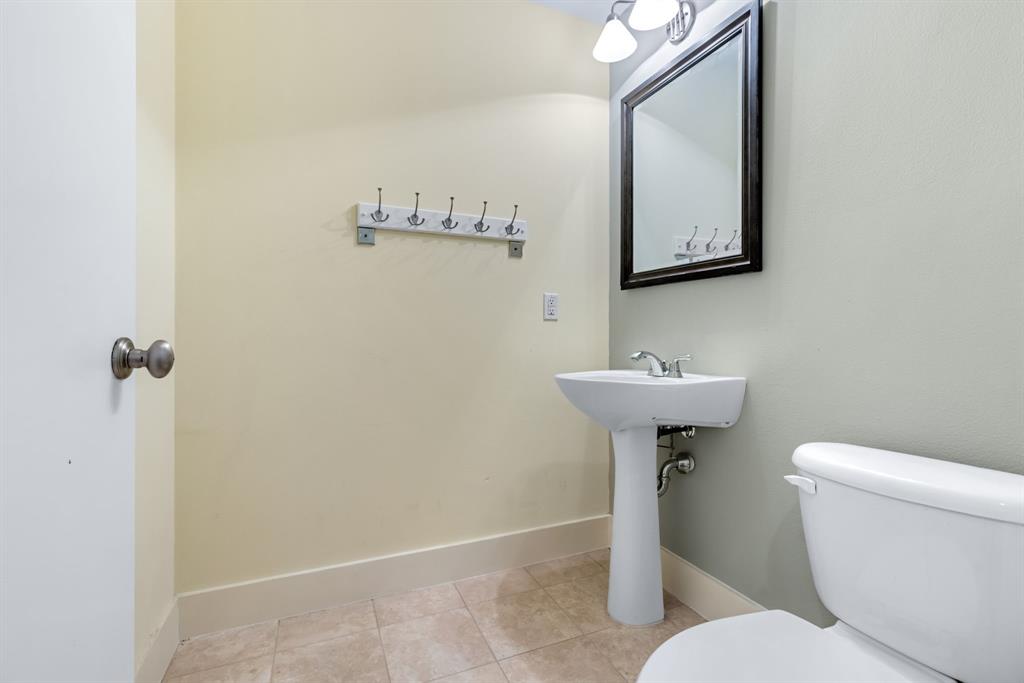 5055 Addison Circle, Unit 733 Addison, TX 75001 - Photo 6 of 40 a bathroom with a toilet a sink and mirror