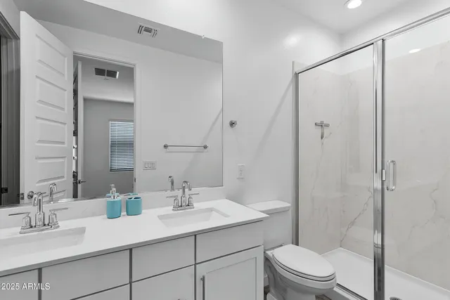 a view of entryway with hallway