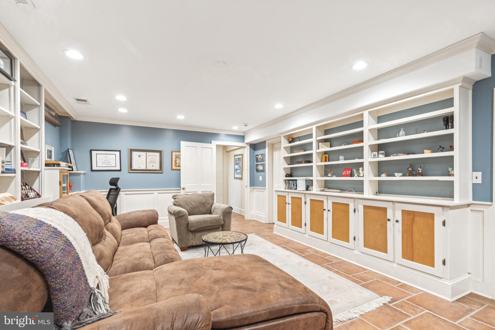 9 Tolson Street Annapolis, MD 21401 - Photo 61 of 82 a living room with furniture and a large window